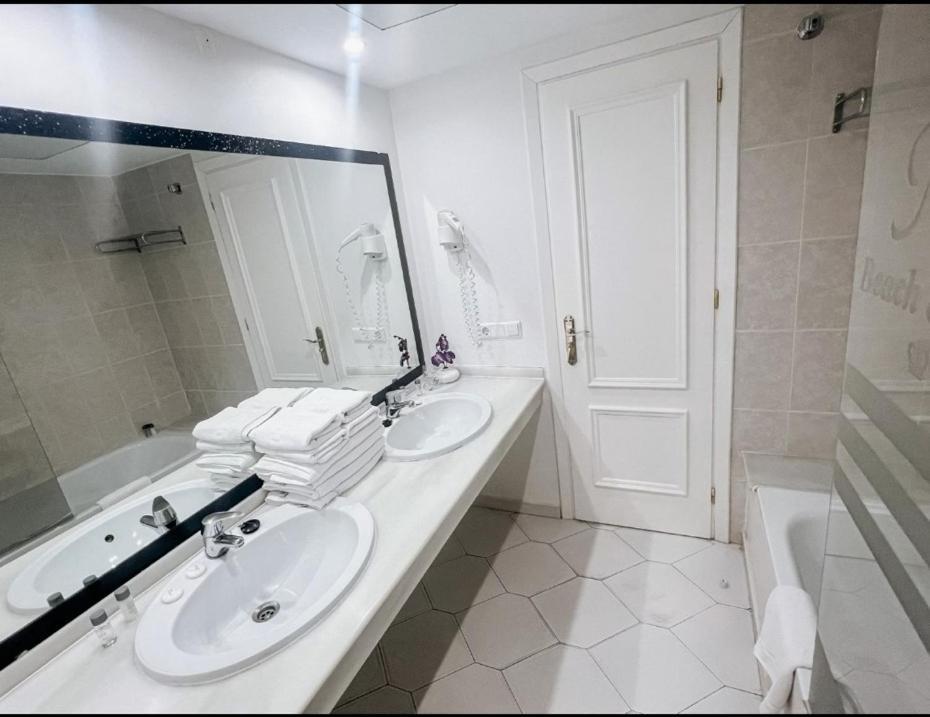 Miraflores Beach - Sea Front - Luxury Apartman Mijas Kültér fotó